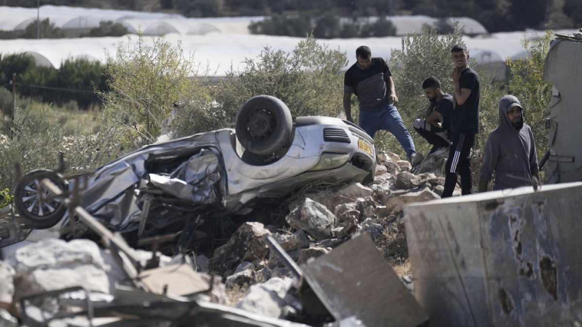 إطلاق نار واقتلاع أشجار.. هجمات واسعة للمستوطنين بالضفة تُسفر عن إصابة عدد من الفلسطينيين