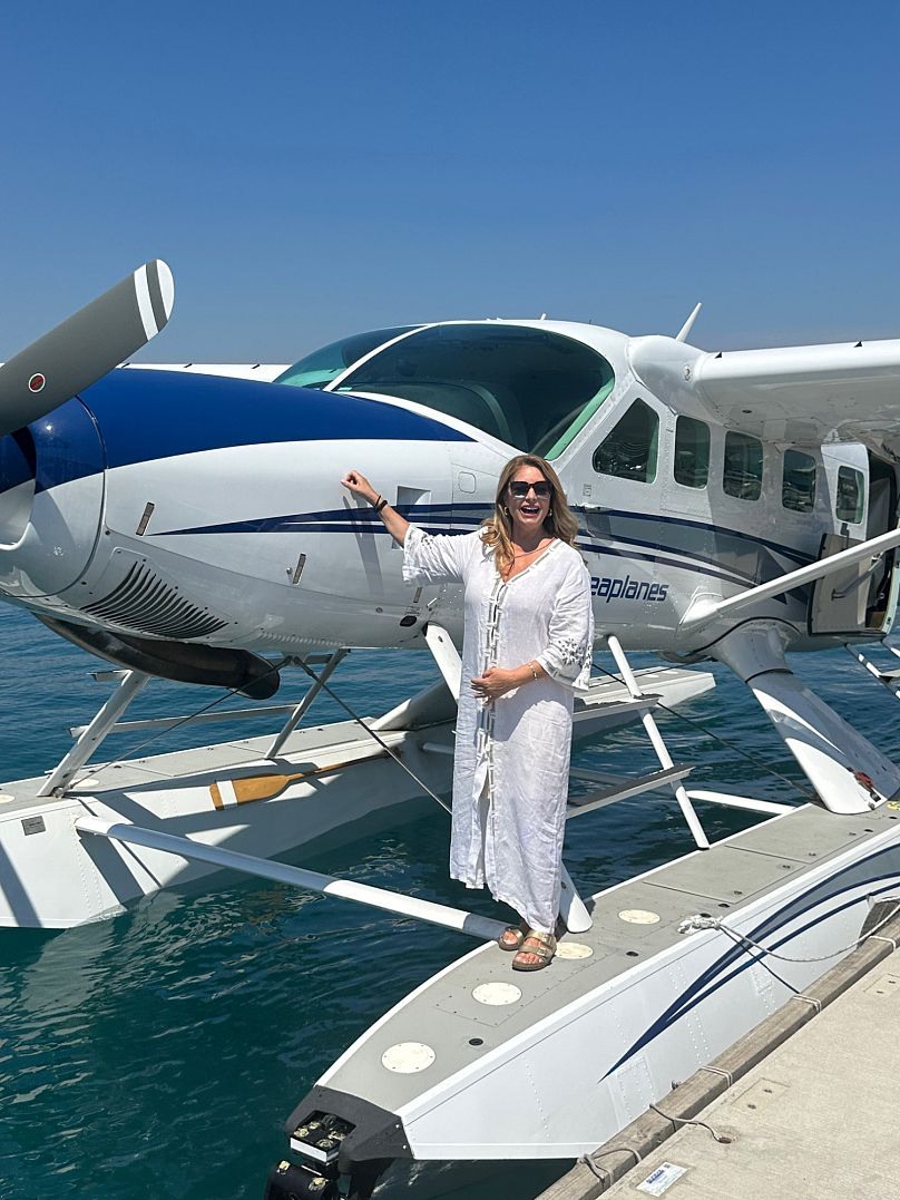 Angela Gerekou en el hidroavión
