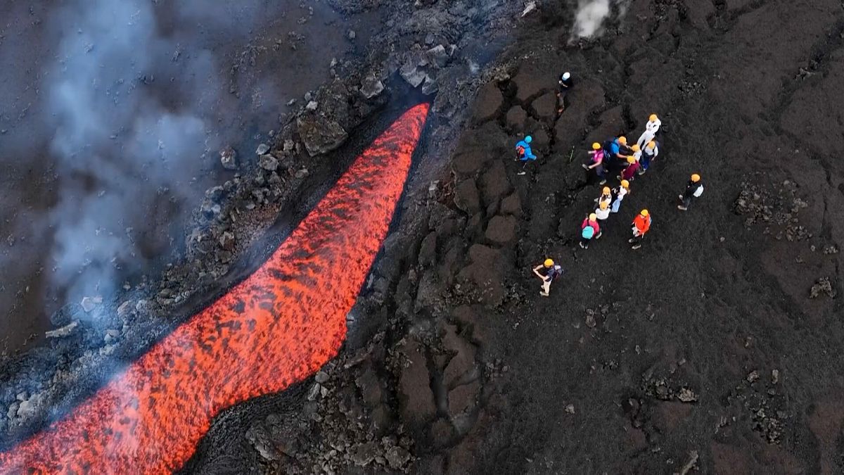 En images, une nouvelle éruption du mont Etna projette de la lave sur les pentes