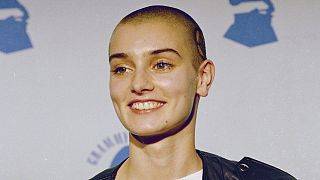 A cantora irlandesa Sinéad O'Connor aparece na 31ª edição dos prémios Grammy, em Los Angeles, a 22 de fevereiro de 1989