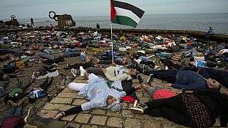 متظاهرون مؤيدون للفلسطينيين يستلقون على الأرض احتجاجًا على الهجمات الإسرائيلية على غزة، في سان سيباستيان، شمال إسبانيا، يوم الأحد 17 مارس 2024
