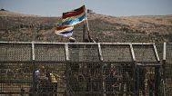 احتجاج دروز سوريين بالقرب من الحدود الإسرائيلية السورية في بلدة مجدل شمس في مرتفعات الجولان التي تسيطر عليها إسرائيل، الأربعاء 16 يوليو/ تموز 2025.