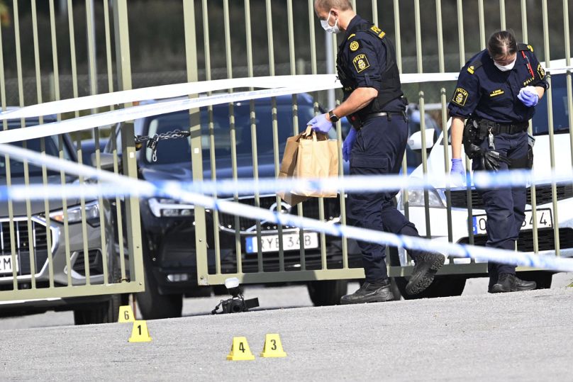 La police est sur place devant une mosquée après une fusillade à Örebro, en Suède, le vendredi 15 août 2025.