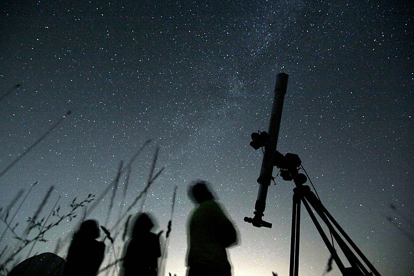 Des amateurs d'observation spatiale admirent un "défilé de planètes" depuis un observatoire près du village d'Avren, en Bulgarie, le 12 août 2009