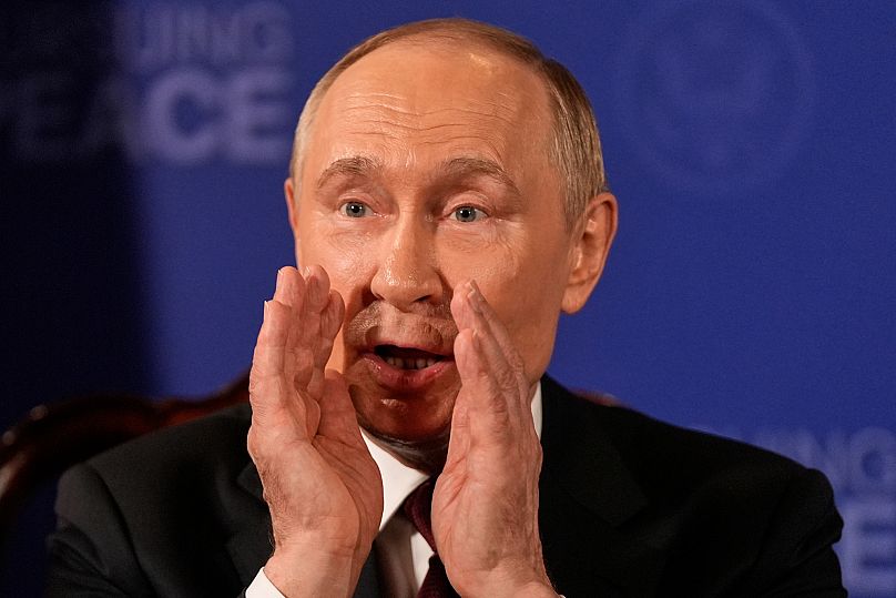 Vlagyimir Putyin odakiabál egy újságírónak a tárgyalás kezdetén