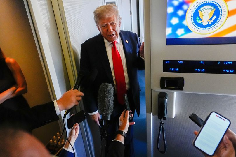 Donald Trump az Air Force One fedélzetén beszélt újságíróknak