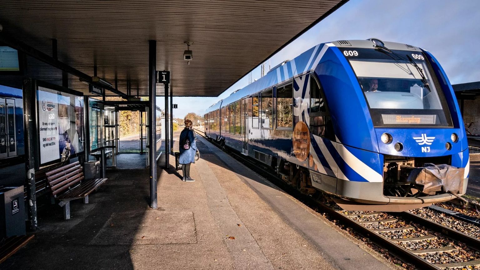 Pessoas esperam numa estação de comboios em Hjoering, 6 de novembro de 2020
