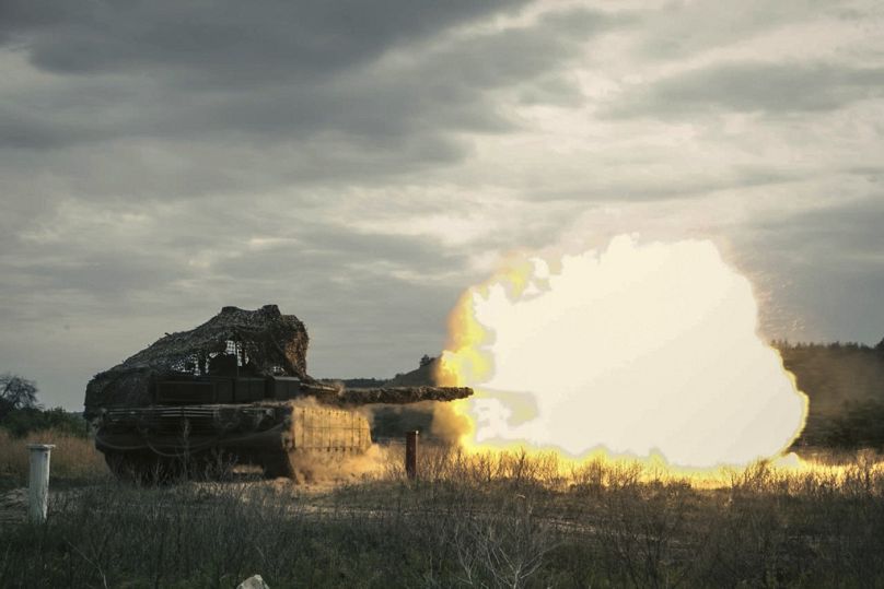 Orosz tank tüzel valahol Ukrajnában, a pontos helyszínt nem adta meg az orosz védelmi minisztérium