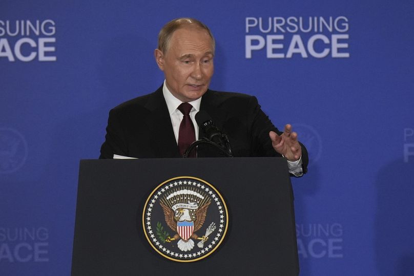O Presidente russo, Vladimir Putin, fala durante uma conferência de imprensa conjunta com o Presidente Trump na Base Conjunta Elmendorf-Richardson, no Alasca