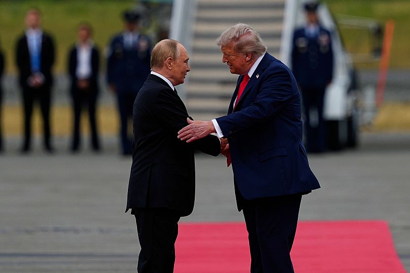 Prezydent Donald Trump wita prezydenta Rosji Władimira Putina w piątek, 15 sierpnia 2025 r., w bazie Joint Base Elmendorf-Richardson na Alasce.
