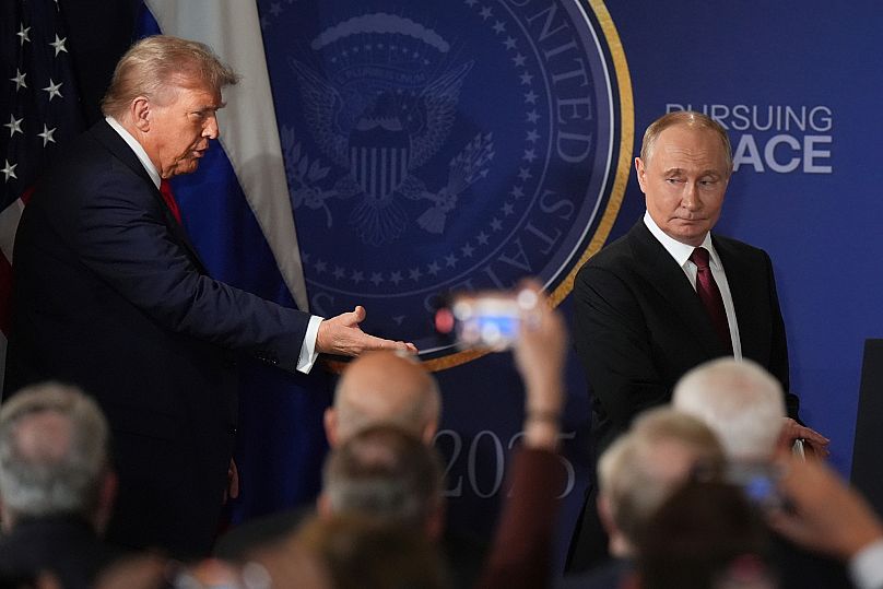 Prezydent Donald Trump i prezydent Rosji Władimir Putin przybywają na wspólną konferencję prasową w bazie na Alasce w piątek, 15 sierpnia, 2025 r.