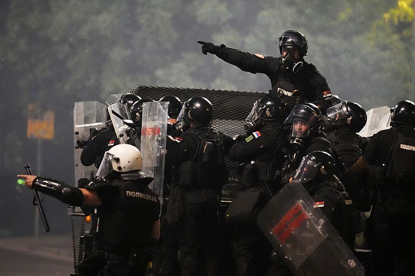 Патруль сербской жандармерии на грузовиках в ходе антиправительственной акции возле офиса Сербской прогрессивной партии в Белграде,, 15 августа 2025 г.