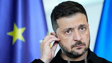 O presidente ucraniano Volodymyr Zelenskyy aparece com o chanceler alemão Friedrich Merz após conversações com líderes europeus e americanos em Berlim, Alemanha, quarta-feira, 13 de agosto de 2025