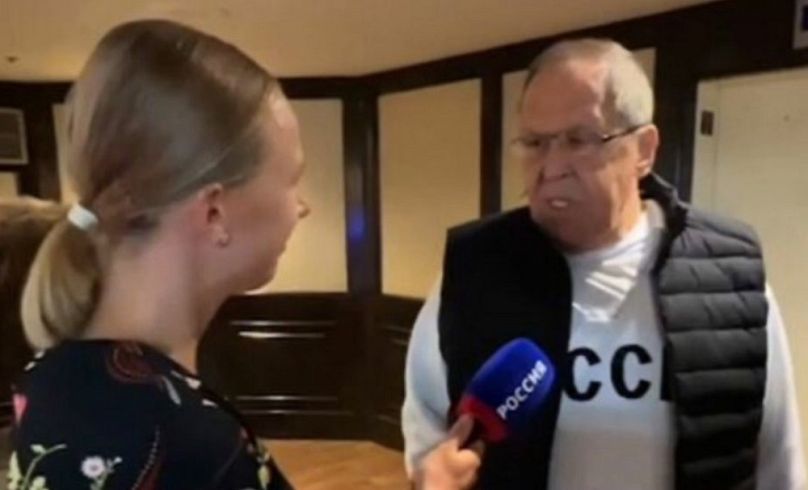 Szergej Lavrov külügyminiszter egy, a Szovjetuniót idéző, CCCP feliratú trikóban nyilatkozik az orosz tévének