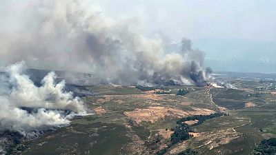 Esta fotografia recente, tirada de um bombardeiro de água Canadair francês e fornecida na sexta-feira, 15 de agosto de 2025, pela Securite Civile, mostra um incêndio florestal em Espanha.