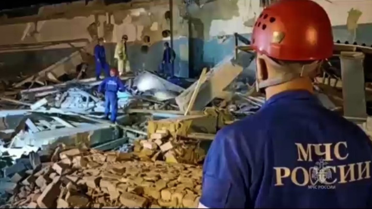 Membros das equipas de salvamento após a explosão mortal