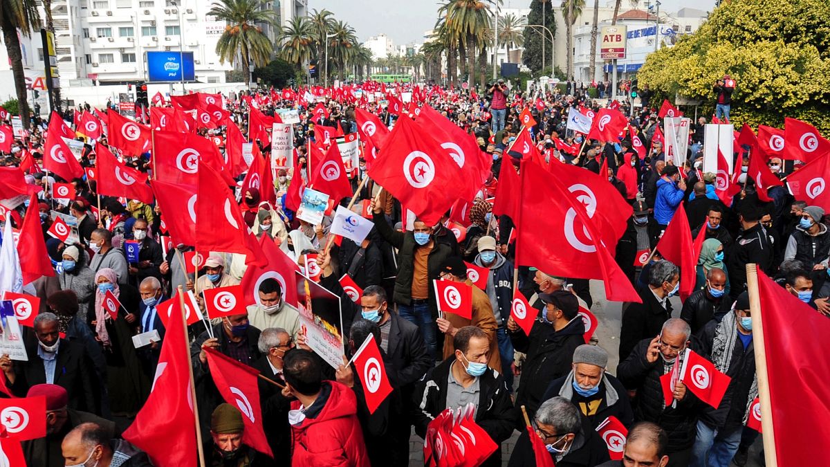 تونس.. سجن قاضٍ معارض ترشح للرئاسة ومواجهة مرتقبة بين سعيّد وأكبر اتحاد عمالي في البلاد