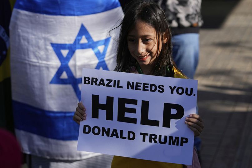 مؤيدو بولسونارو ينتظرون وصوله إلى المستشفى في برازيليا، مطالبين بتدخل ترامب لمساعدة البرازيل، 16 أغسطس 2025.