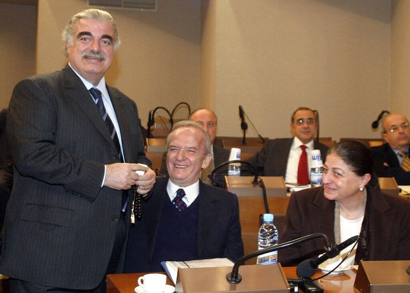 في هذه الصورة المؤرخة 14 فبراير 2005، يظهر رئيس الوزراء اللبناني السابق رفيق الحريري، مع مروان حمادة، وبهية الحريري، أخت الرئيس الحريري، خلال اجتماع في البرلمان ببيروت.