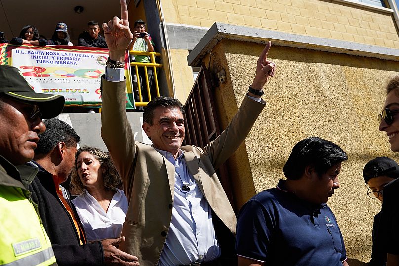 O candidato presidencial Rodrigo Paz sai após acompanhar a sua filha Catalina para votar nas eleições gerais, em La Paz, Bolívia, domingo, 17 de agosto de 2025