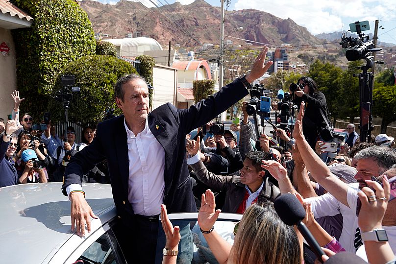 O candidato presidencial Jorge «Tuto» Quiroga acena após votar nas eleições gerais em La Paz, Bolívia, domingo, 17 de agosto de 2025