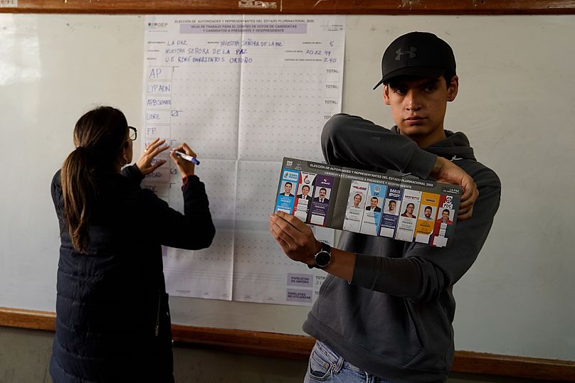 Funcionários eleitorais contam votos após o encerramento das urnas durante as eleições gerais, em La Paz, Bolívia, domingo, 17 de agosto de 2025.