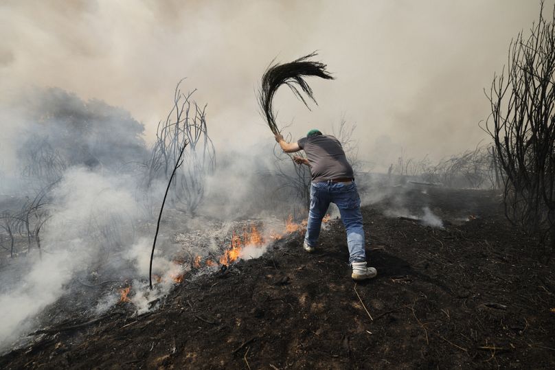 Un hombre lucha contra un incendio forestal en Veiga das Meas, al noroeste de España, el sábado 16 de agosto de 2025.