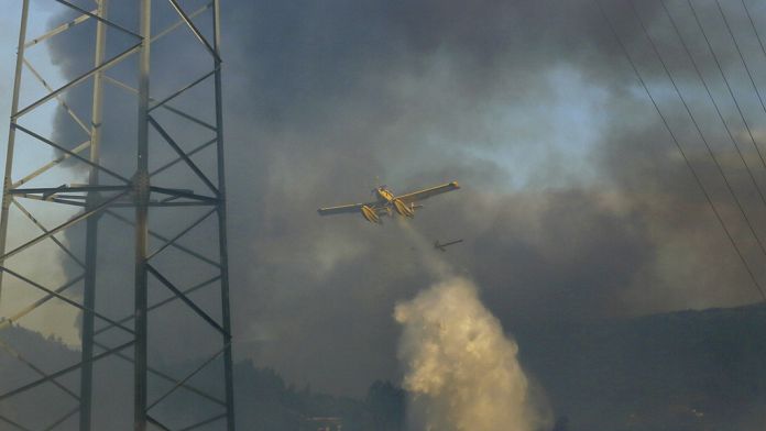Incendi in Portogallo: un vigile del fuoco muore a Covilhã, il governo prolunga lo stato di allerta