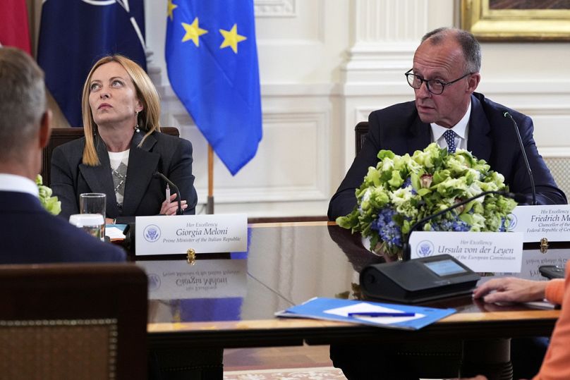 Italiens Ministerpräsidentin Georgia Meloni verdrehte die Augen, während Merz sich für ein Waffenstillstand (zeitlich vor dem Schritt einer Friedensvereinbarung) einsetzte.
