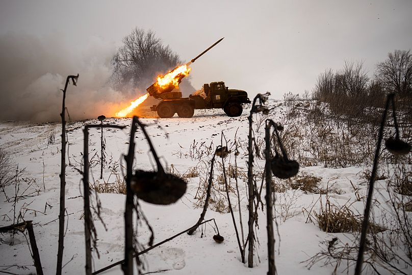 Украинские военнослужащие ведут огонь из советской реактивной системы залпового огня «Град» по российским позициям в районе Харькова, 25 февраля 2023 года