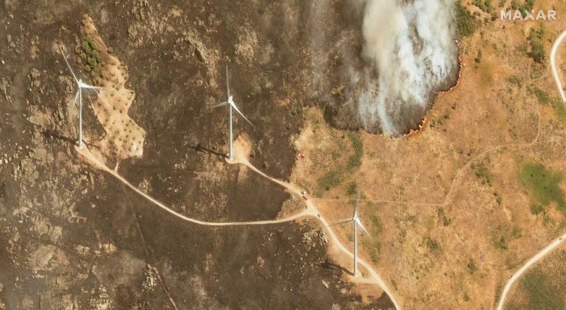 Questa immagine satellitare fornita da Maxar Technologies mostra una linea di fuoco attiva per un incendio boschivo a Trancoso, in Portogallo, 12 agosto 2025