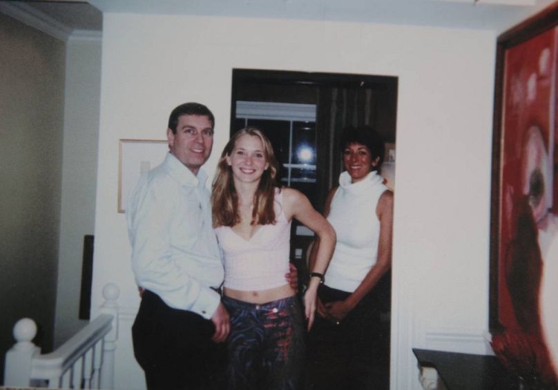 András herceg, a 17 éves Virginia Roberts, a háttérben Ghislaine Maxwell