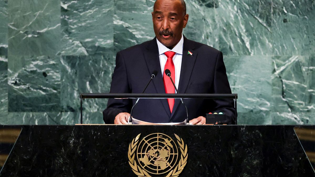 البرهان يُعيد تشكيل هيئة أركان الجيش لأول مرة منذ اندلاع الحرب في السودان ضد الدعم السريع