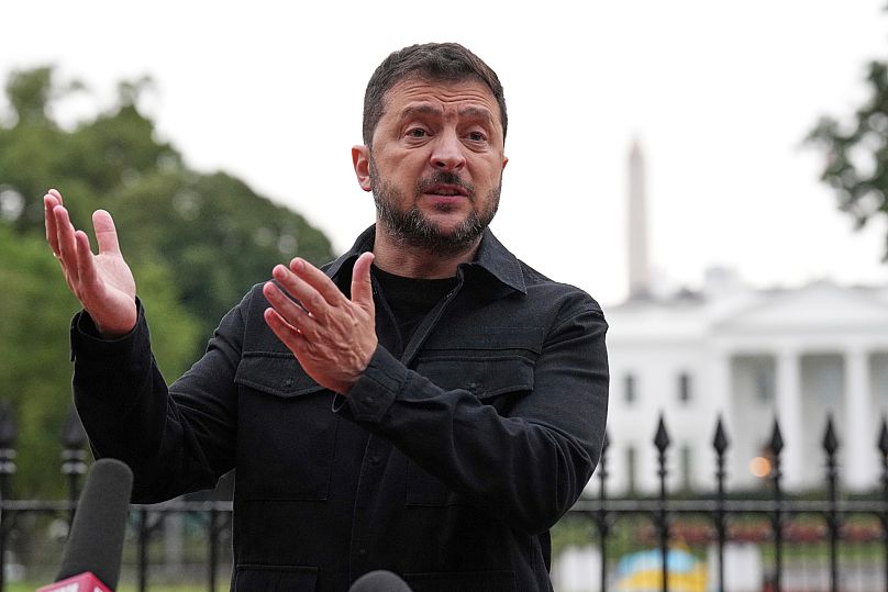 Il presidente ucraino Volodymyr Zelensky parla di fronte alla Casa Bianca, dopo l'incontro con il presidente Donald Trump e i leader europei, Washington, 18 agosto 2025
