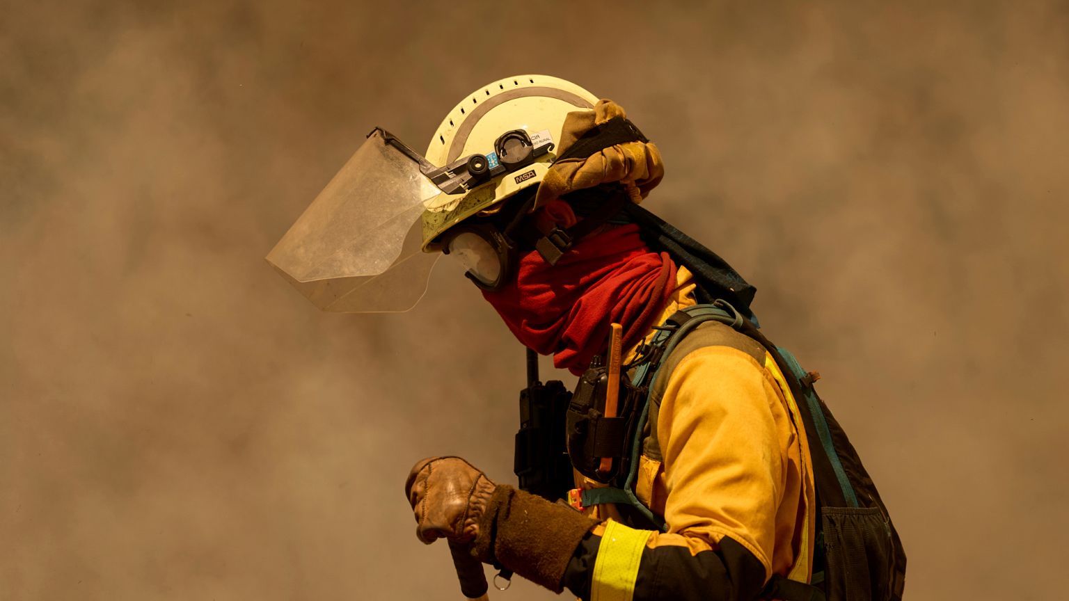 Un bombero trabaja contra el incendio de Rebordondo, en Ourense, el lunes 18 de agosto de 2025.