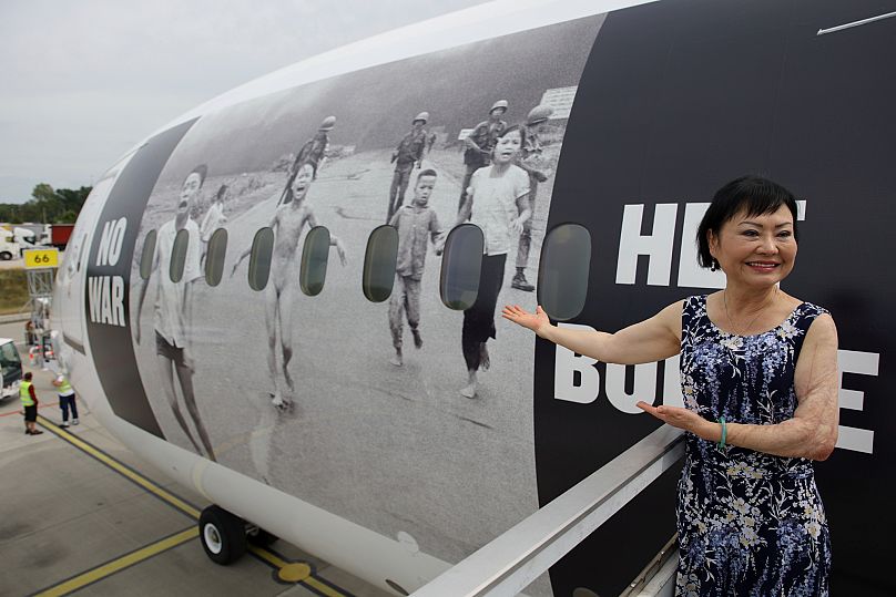 Kim Phúc posa para uma foto em frente a um avião que transporta refugiados que fogem da guerra na Ucrânia para o Canadá, no Aeroporto Frederic Chopin, em Varsóvia, Polónia 