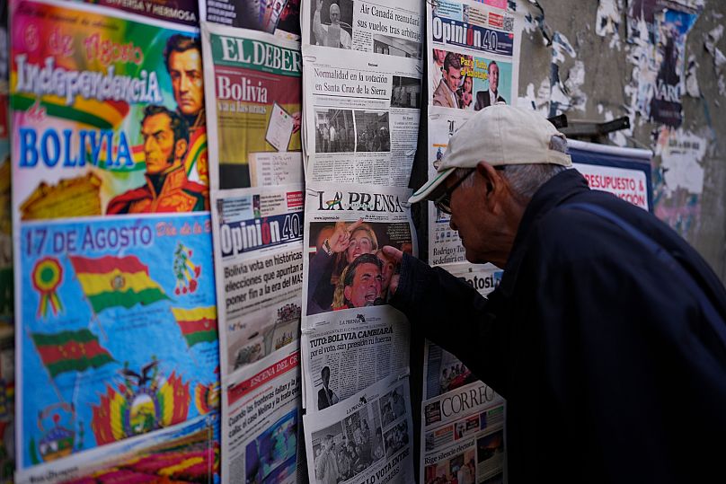 A man looks at newspapers front pages the day after presidential and legislative elections in La Paz, 18 August, 2025