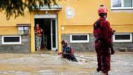 Ένας κάτοικος περιμένει να τον εκκενώσουν από το πλημμυρισμένο σπίτι του στο Jesenik της Τσεχικής Δημοκρατίας τον Σεπτέμβριο του 2024. 