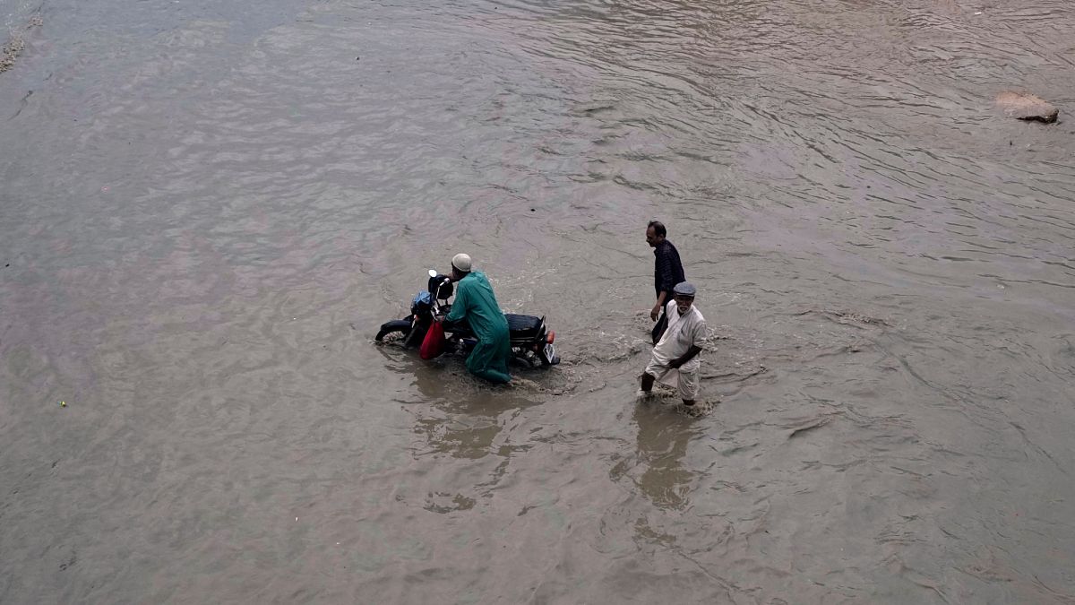 Les recherches continuent après des inondations meurtrières au Pakistan