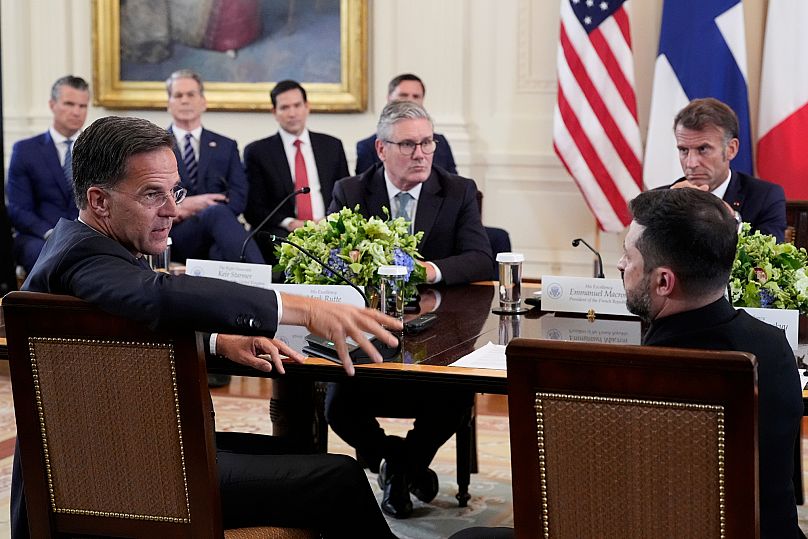 Sekretarz generalny NATO Mark Rutte (na pierwszym planie po lewej) przemawia podczas spotkania z prezydentem Ukrainy Wołodymyrem Zełenskim 18 sierpnia 2025 r. w Waszyngtonie.