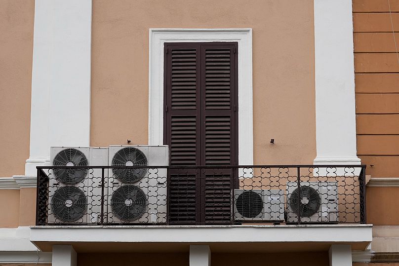 Algunas ciudades de Europa restringen la instalación de unidades de aire acondicionado externas por razones estéticas.