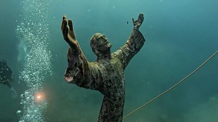 Video. Underwater Christ statue in Liguria cleaned by divers