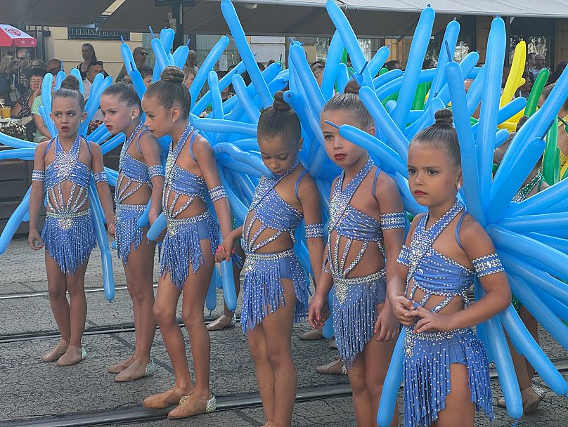De jeunes danseuses se produisent au carnaval des fleurs de Debrecen, en Hongrie, le mercredi 20 août 2025