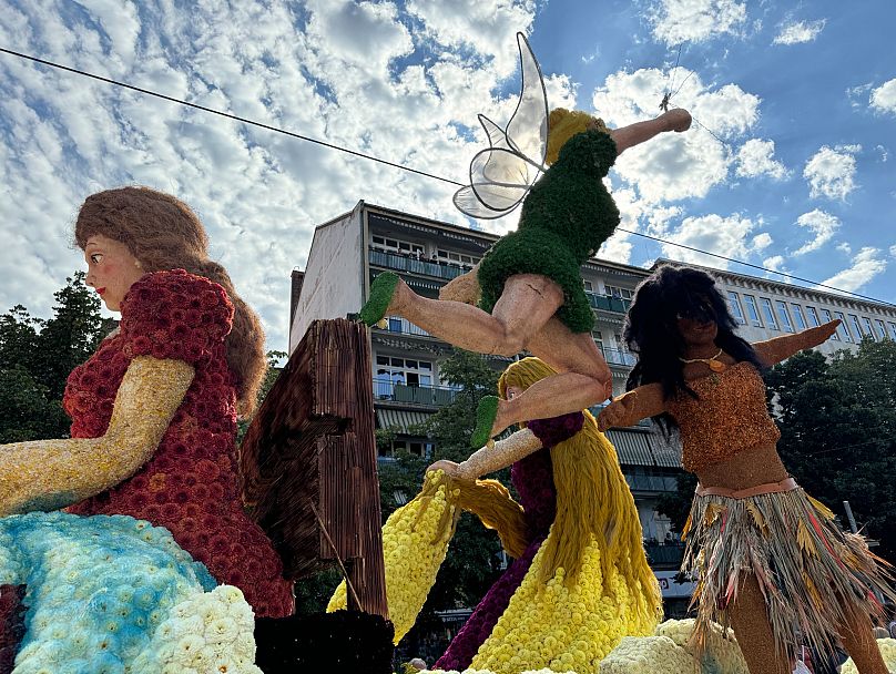 Douze chars couverts de fleurs défilent dans les rues de Debrecen à l'occasion de la Saint-Étienne, le mercredi 20 août 2025