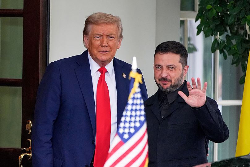 Le président américain Donald Trump accueille le président ukrainien Volodymyr Zelensky à son arrivée à la Maison Blanche, le lundi 18 août 2025, à Washington