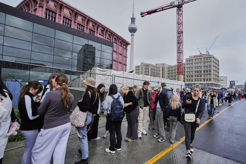 Menschen stehen Schlange für die Eröffnung des ersten Ladens für Labubus in Berlin, 25. Juli 2025