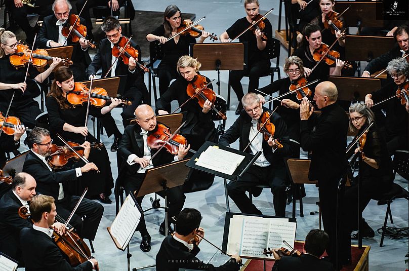 Orchestra Tonhalle Zürich and Paavo Järvi. photo Andrada Pavel.