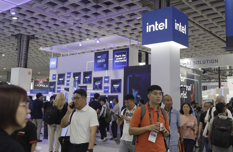 I visitatori passano davanti allo stand Intel alla fiera Computex Taipei, Taiwan, 20 maggio 2025