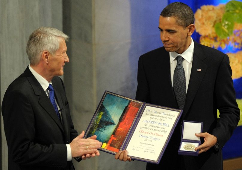 Thorbjørn Jagland, a bizottság elnöke átadja Barack Obama elnöknek a Nobel-békedíjat, 2009. december 10-én