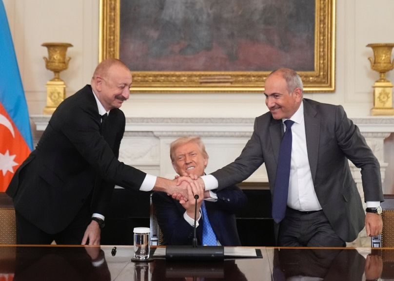 Donald Trump kezet ráz az azeri és az örmény elnökkel a Fehér Házban, 2025. augusztus 8-án